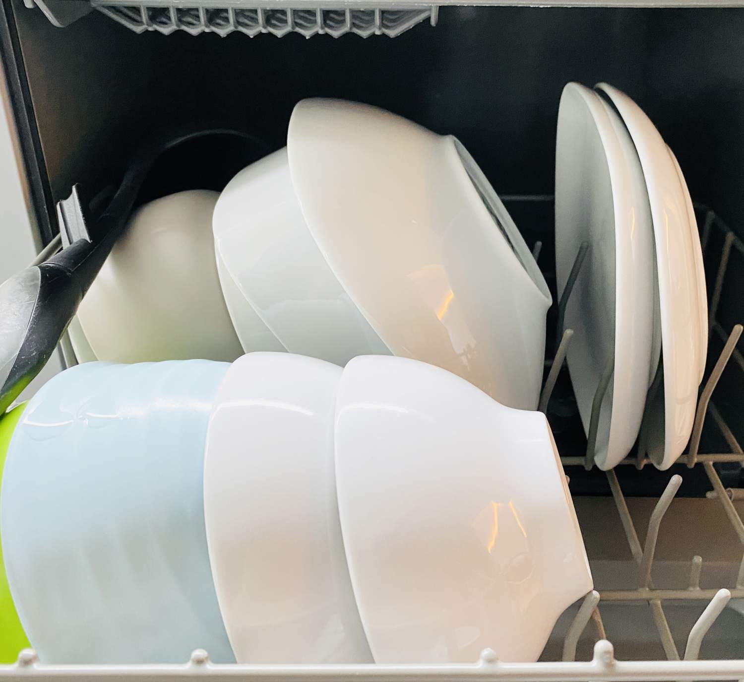 洗碗碟機、清潔機械人都是好幫手。